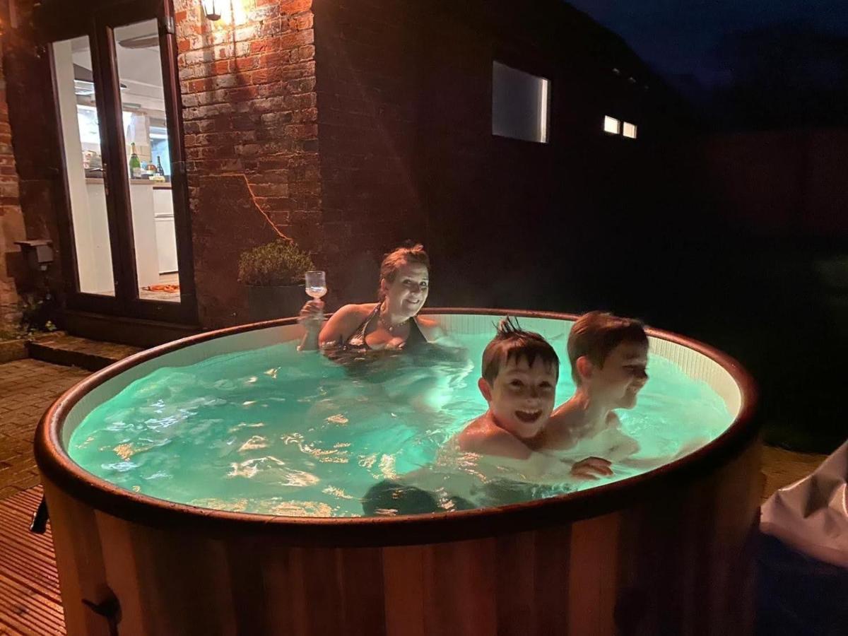 Beautiful Barn Conversion, 3 Bed, Hot Tub, Sauna, Gym, Enclosed Garden Ryde  Exterior photo
