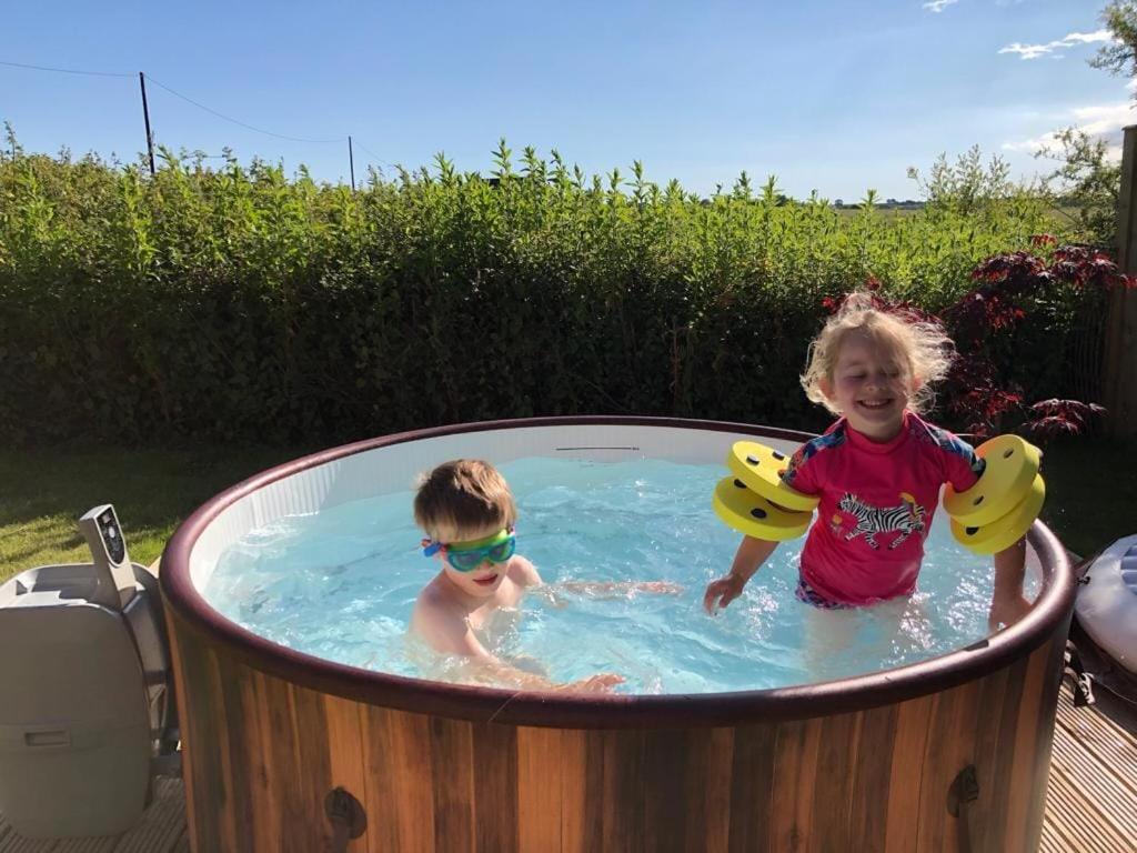 Beautiful Barn Conversion, 3 Bed, Hot Tub, Sauna, Gym, Enclosed Garden Ryde  Exterior photo